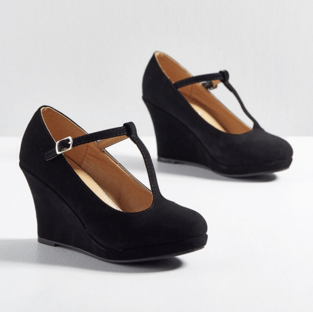 Dashing To Dinner wedges, 8.5 🖤 - SOLD locally